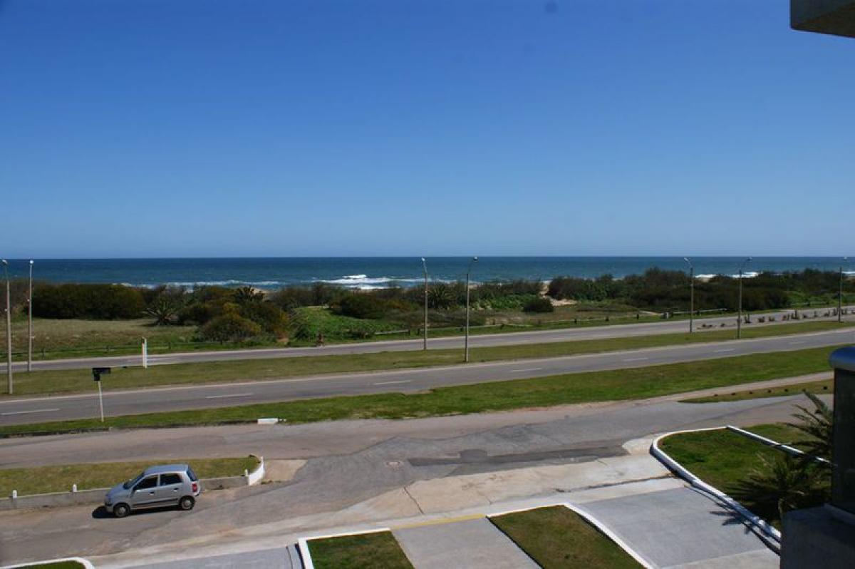 Apartamento de 3 dormitorios en Maldonado, Uruguay No. 11488