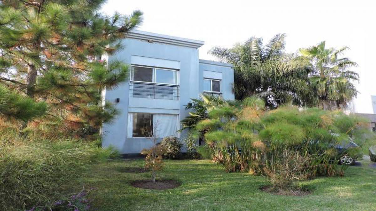 4 bedrooms House in Berazategui, Argentina No. 53011