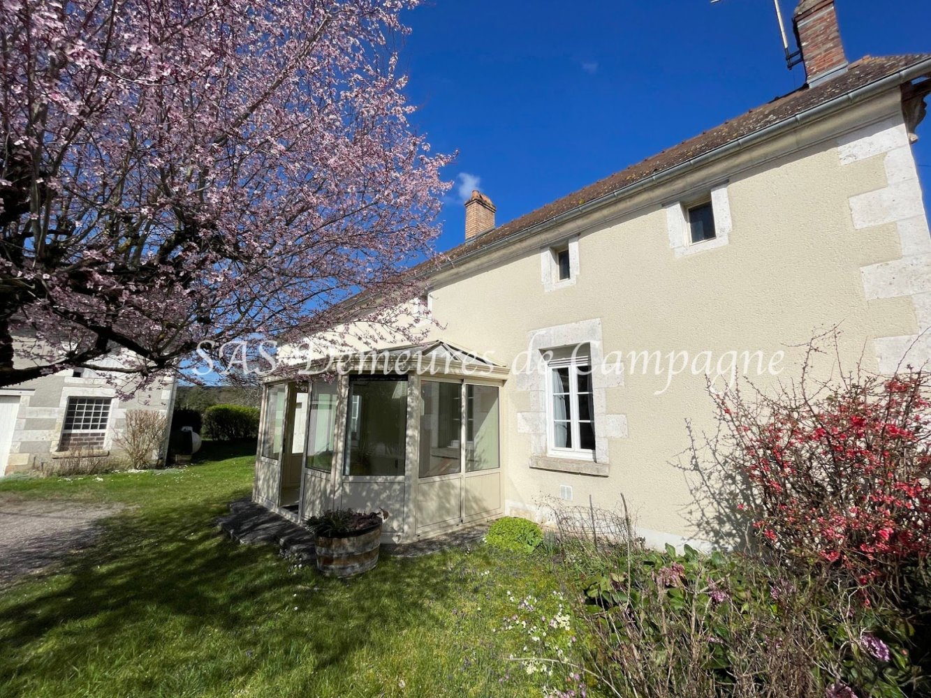 2 bedrooms House in Veaugues, France No. 72456