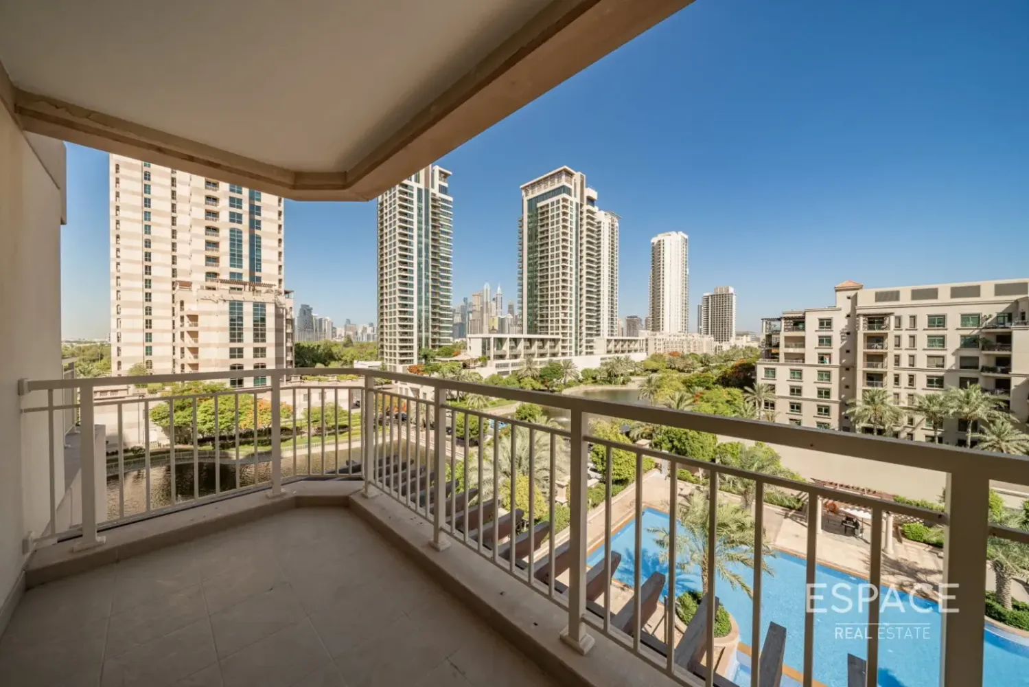 2 bedrooms Apartment for sale in The Views, Dubai, UAE № 209127
