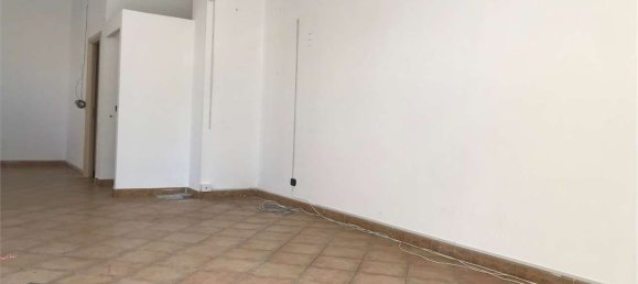 74m² Commercial property in Catanzaro, Italy No. 327246 3