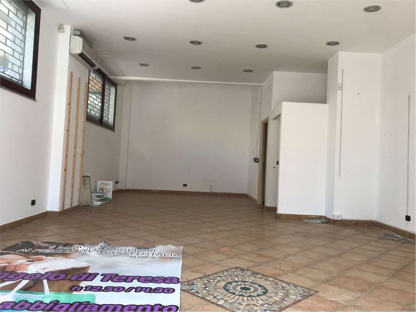 74m² Commercial property in Catanzaro, Italy No. 327246