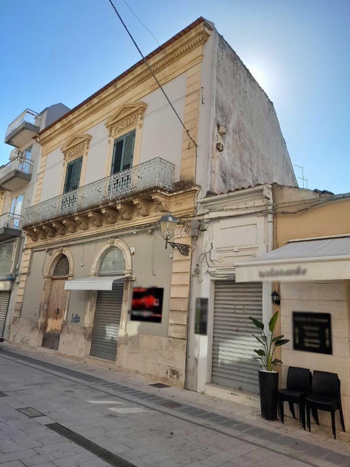 Casa de 5 habitaciónes en Vittoria, Italy No. 226590