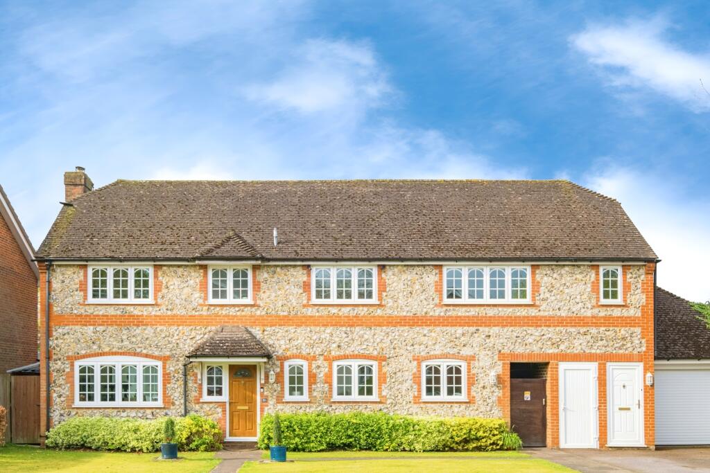 5 bedrooms House in Bagshot, United Kingdom No. 10414