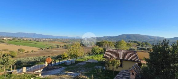 7 rooms House in Gualdo Cattaneo, Italy No. 161401 3