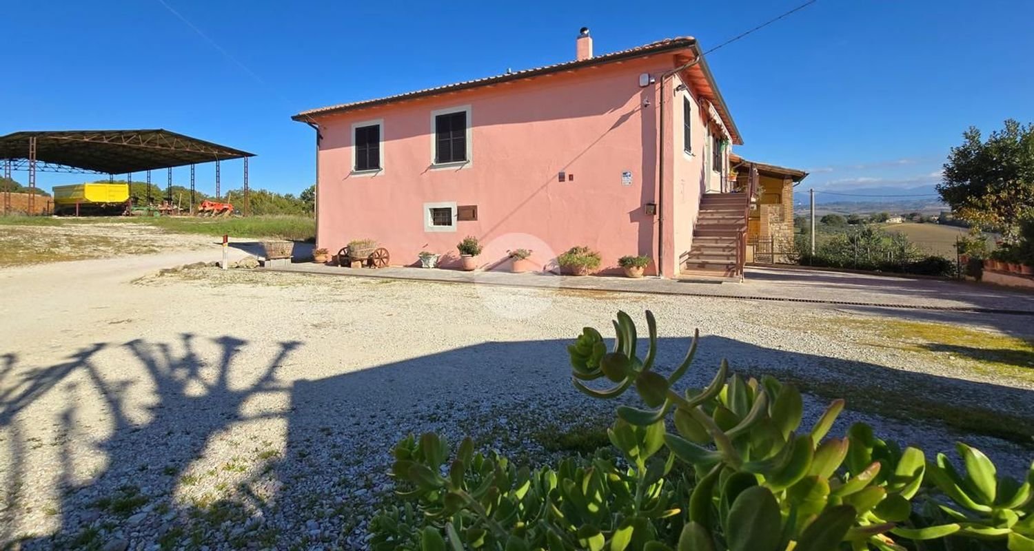 7 rooms House in Gualdo Cattaneo, Italy No. 161401
