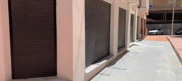 52m² Commercial property in Guardamar del Segura, Spain No. 184614 2