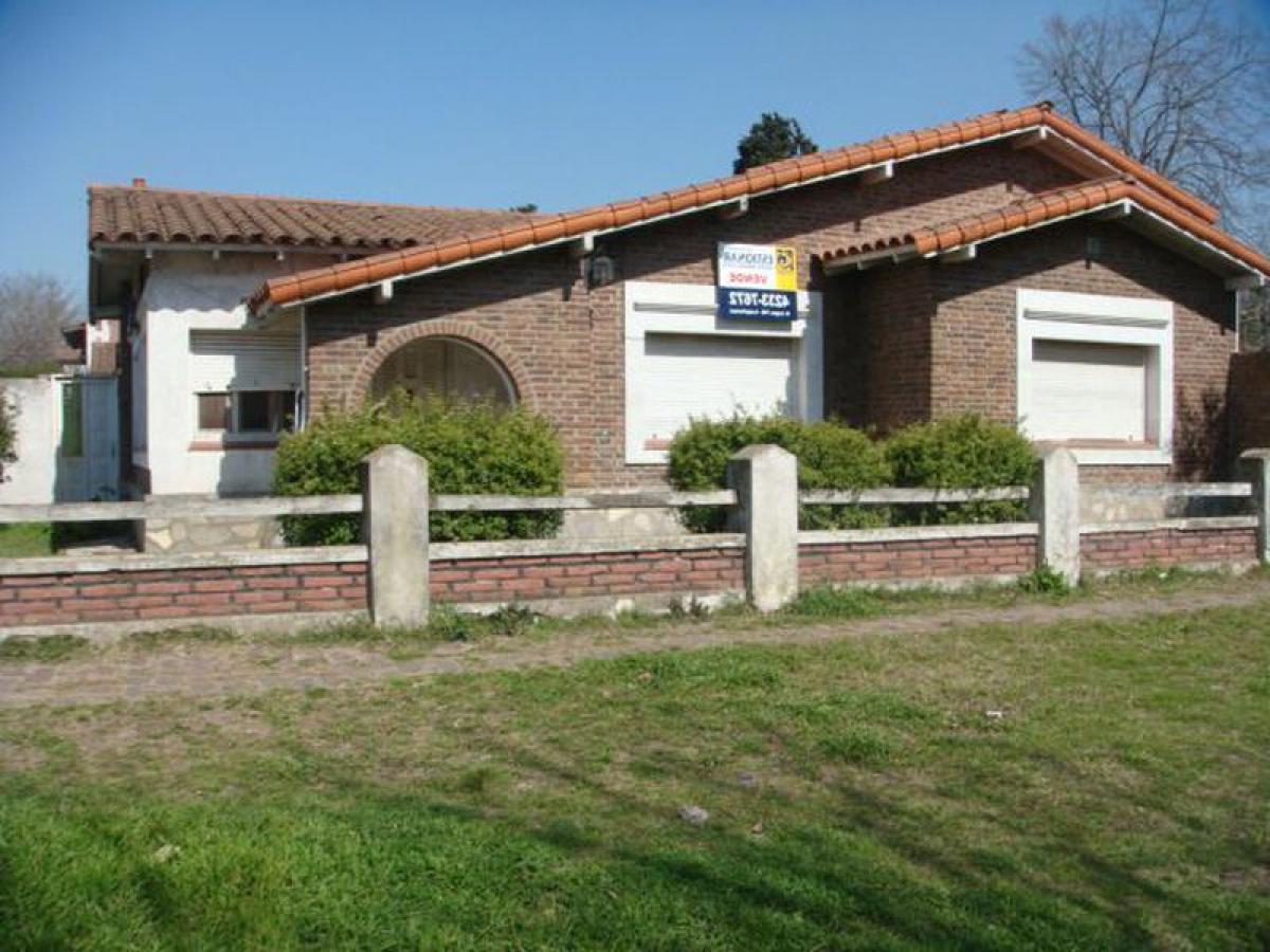 4 bedrooms House in Almirante Brown, Argentina No. 68075