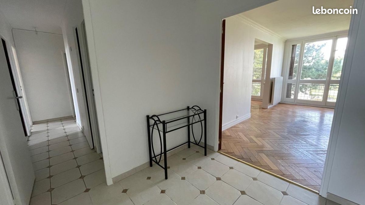 Apartamento de 3 dormitorios en Neuilly-Plaisance, France No. 165930