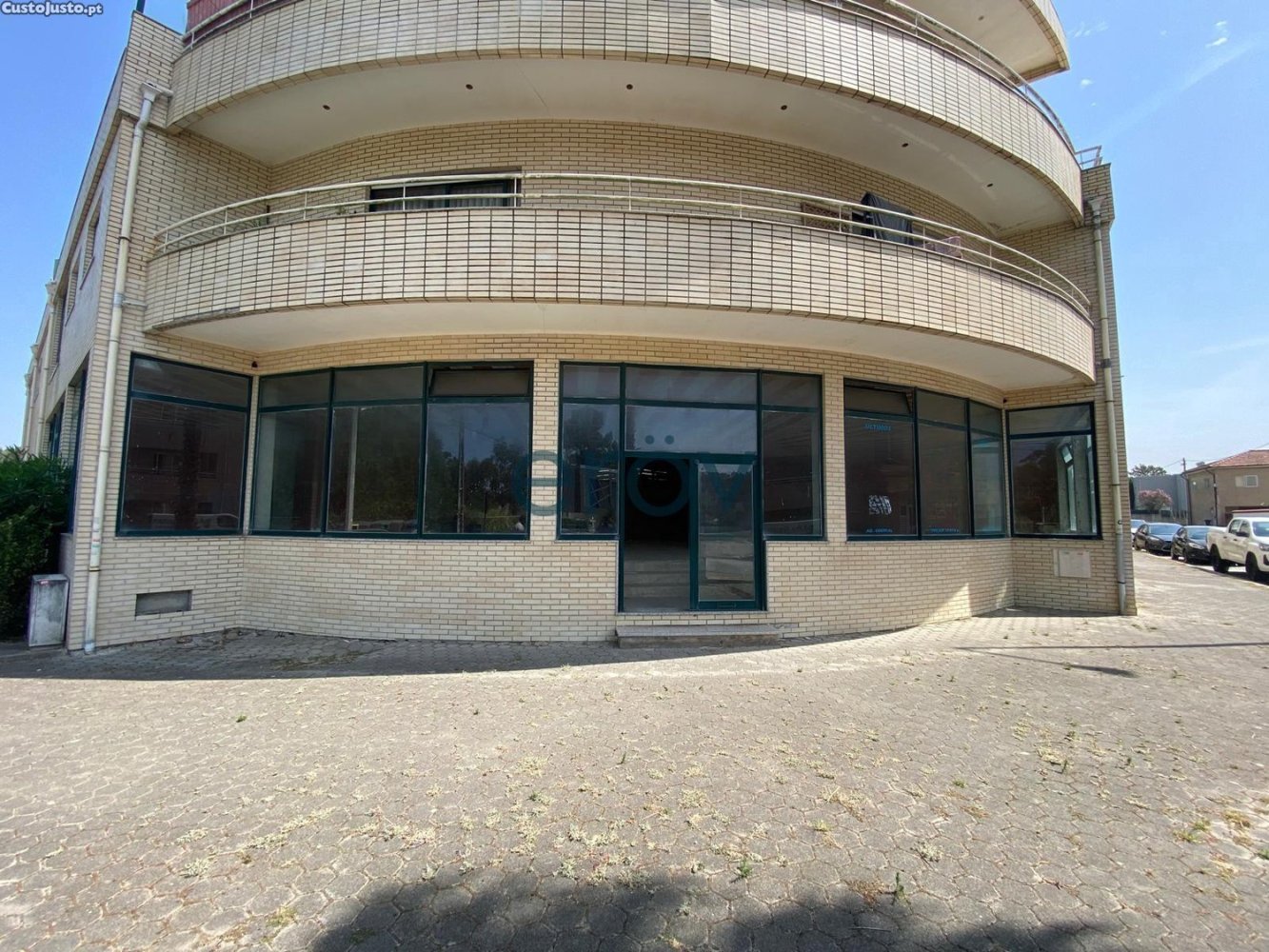 587m² Commercial property in Madalena, Portugal No. 278494