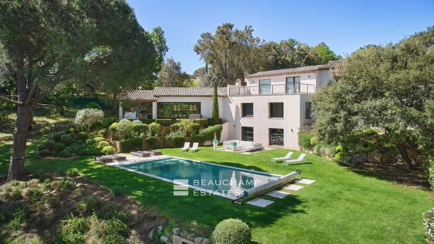 5 bedrooms Villa in Valbonne, France No. 295434