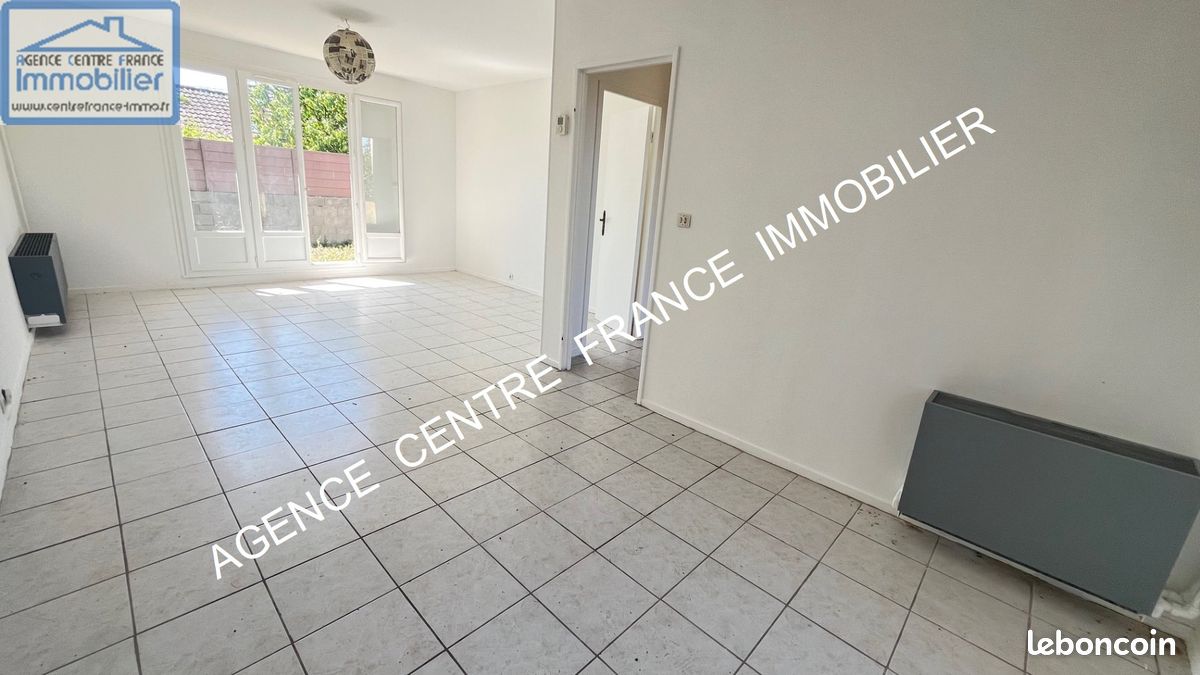 Casa de 3 dormitorios en Bourges, France No. 217494