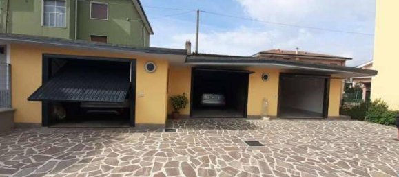 Apartamento de 4 dormitorios en Urgnano, Italy No. 8170 2