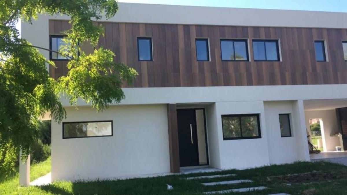 3 bedrooms House in Berazategui, Argentina No. 8957