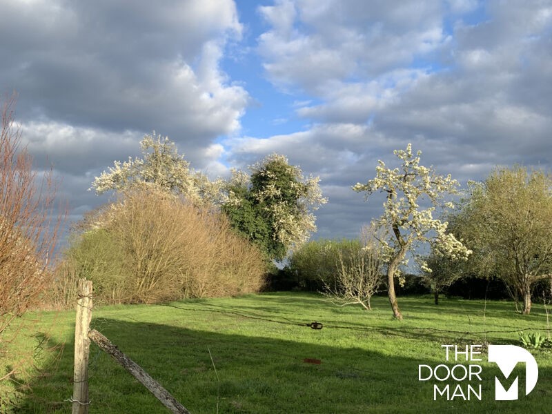 Terreno en Saint-Germain-des-Bois, France 1016 m² No. 72683