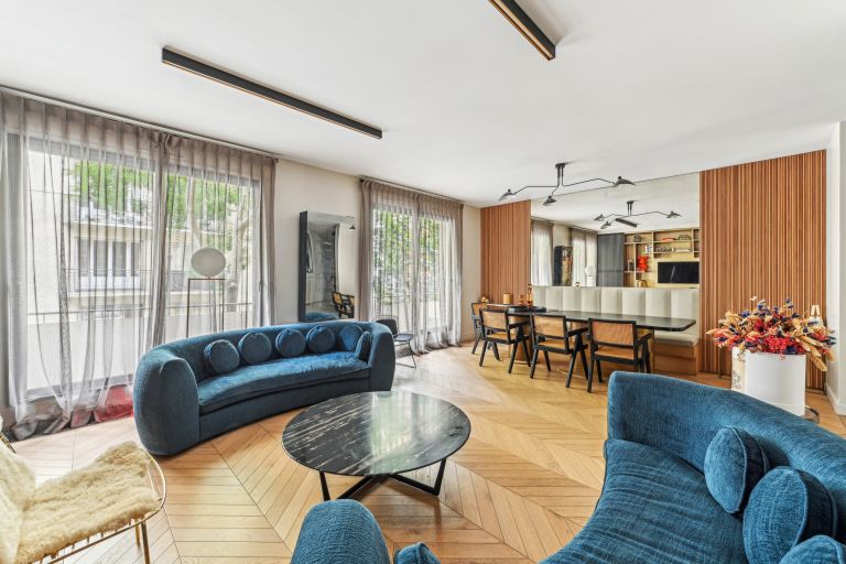 3 bedrooms Apartment in Paris, France No. 176737