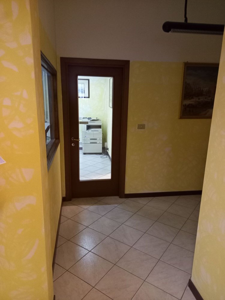 250m² Commercial property in Novara, Italy No. 257085