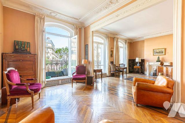 3 bedrooms Apartment in Paris, France No. 335585