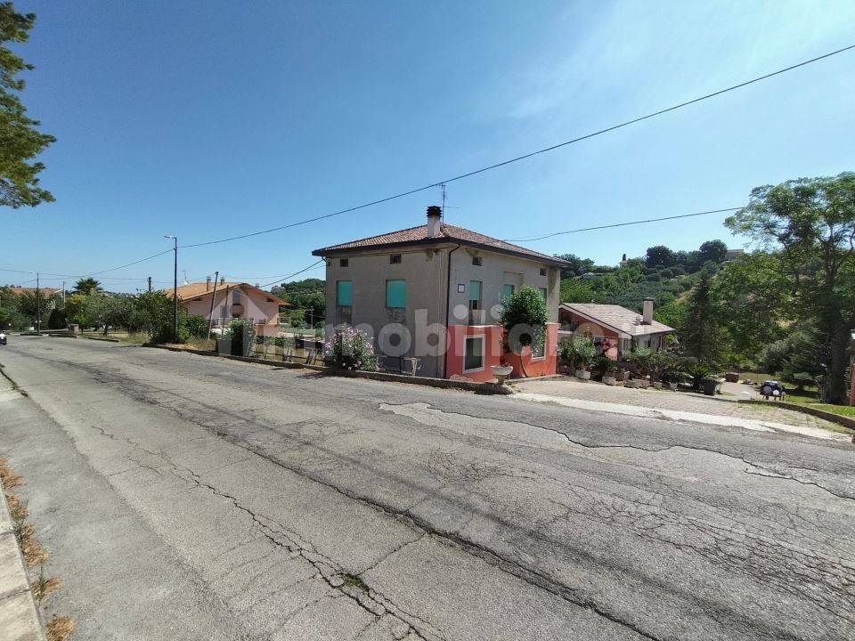 Вилла с 3 спальнями в Кастель Френтано, Италия № 270571