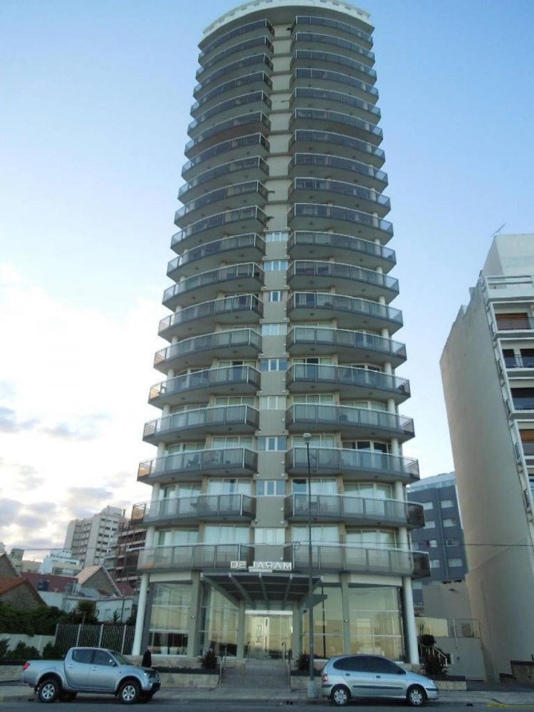 Apartamento de 3 dormitorios en Buenos Aires, Argentina No. 65292
