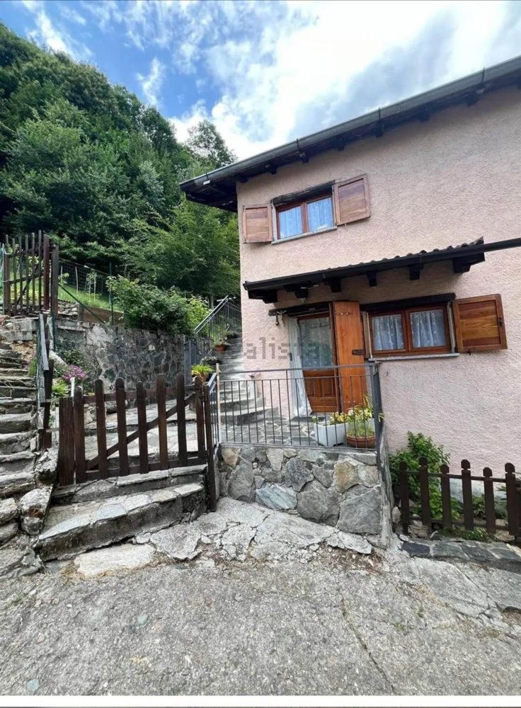 Casa de 4 divisões em Gravedona ed Uniti, Italy N.º 268856