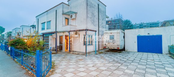 Villa de 3 dormitorios en Tavazzano con Villavesco, Italy No. 361494 6