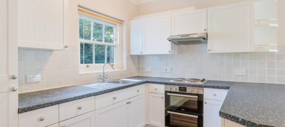 1 bedroom Apartment in Epsom, United Kingdom No. 9750 2