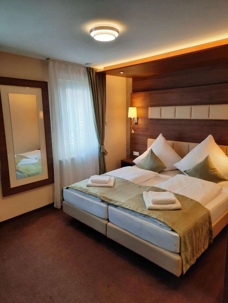 650m² Hotel in Reutlingen, Germany No. 93166