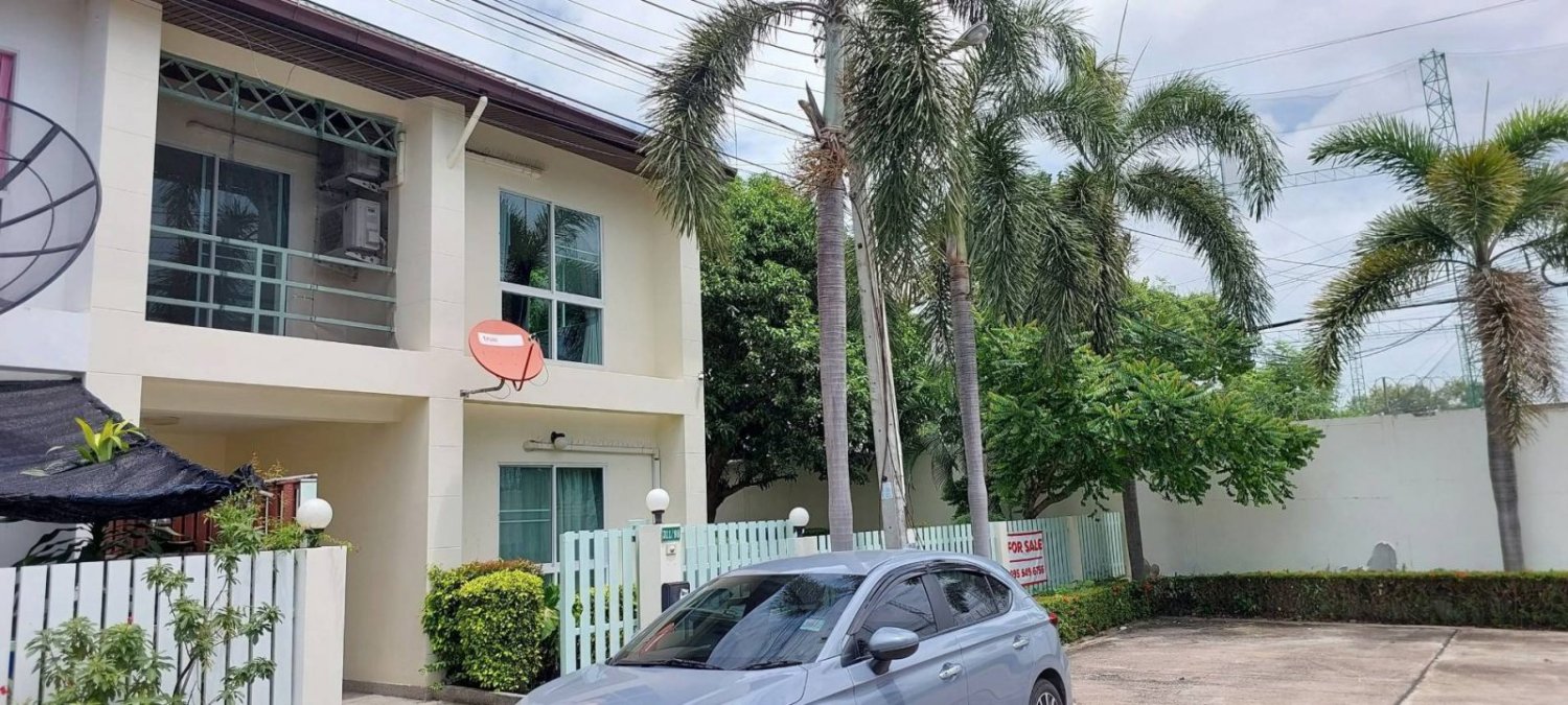 3 bedrooms House in Chon Buri, Thailand No. 26678