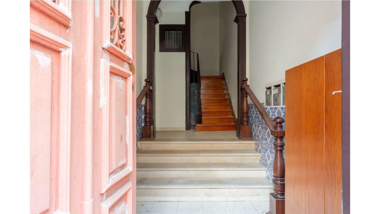 281m² Building in Lisbon, Portugal No. 122566