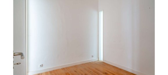 281m² Building in Lisbon, Portugal No. 122566 3