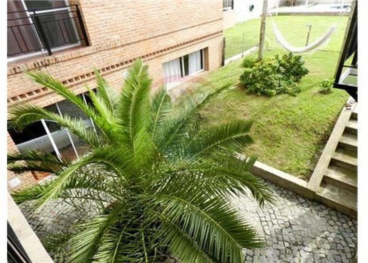 Casa de 4 dormitorios en Buenos Aires, Argentina No. 88517