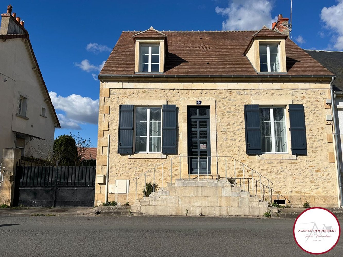 Casa de 3 dormitorios en Saint-Amand-Montrond, France No. 152686