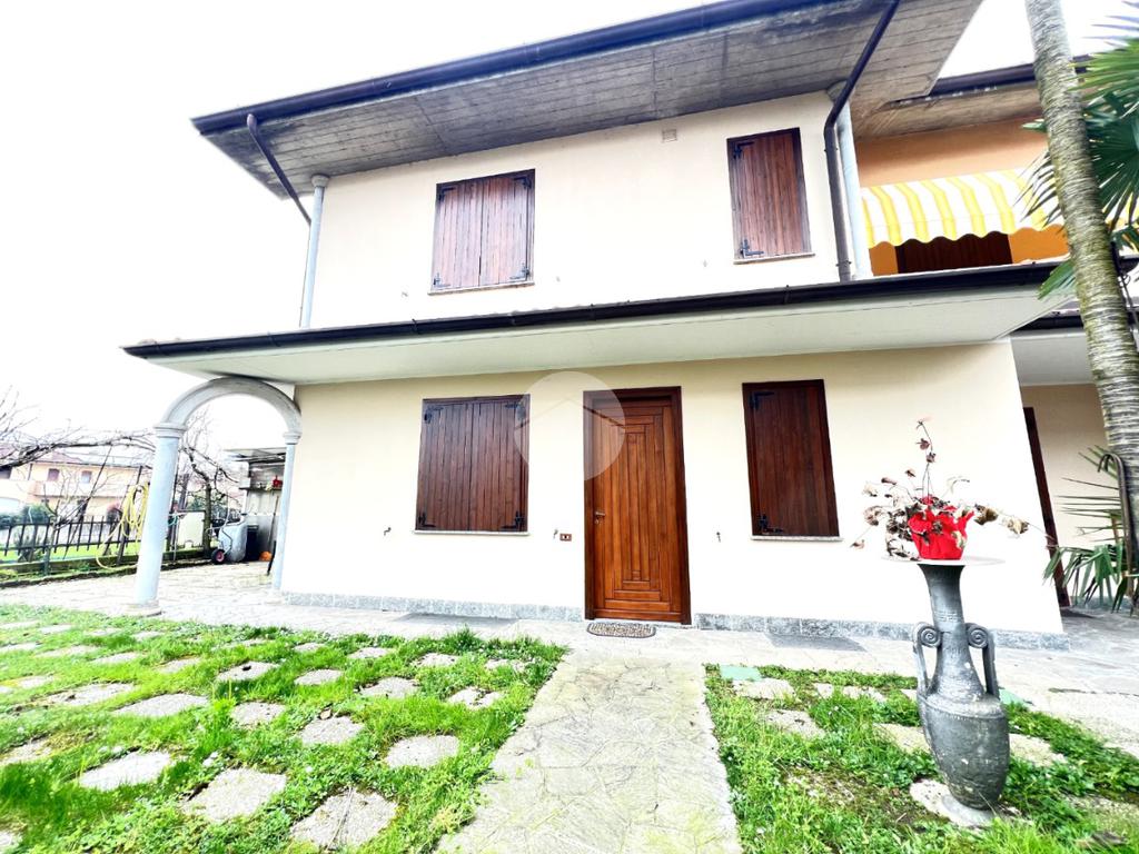 Villa de 3 dormitorios en Pontoglio, Italy No. 56665