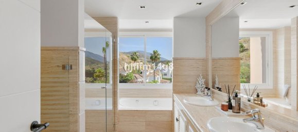 Apartamento de 3 dormitorios en Marbella, Spain No. 44675 15