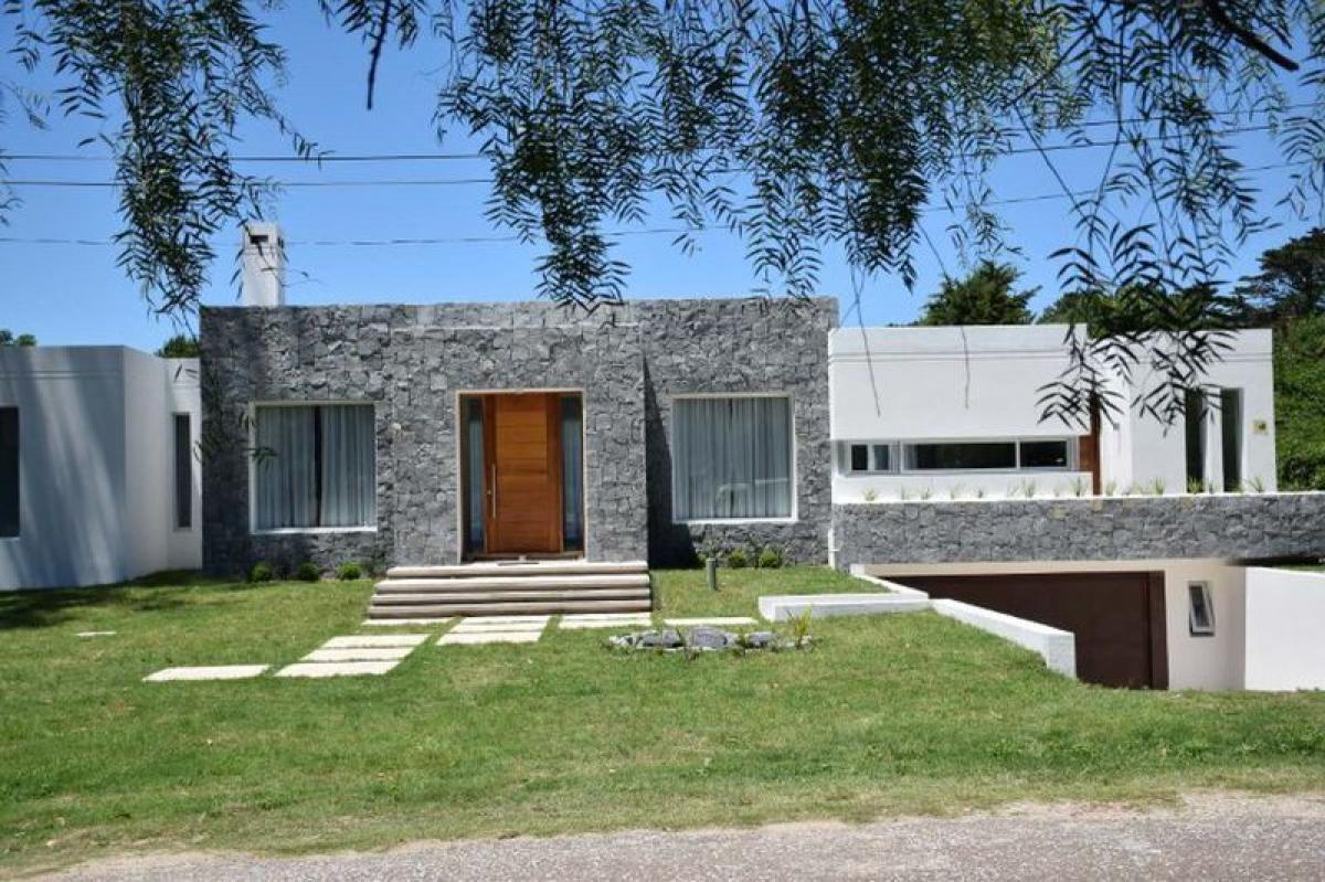 Casa de 3 dormitorios en Maldonado, Uruguay No. 9179