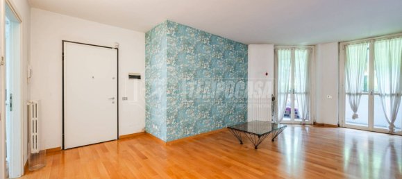 2 bedrooms Apartment in Milan, Italy No. 265228 2