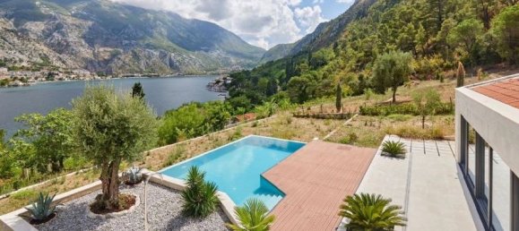 4 bedrooms Commercial property in Kotor, Montenegro No. 107 2