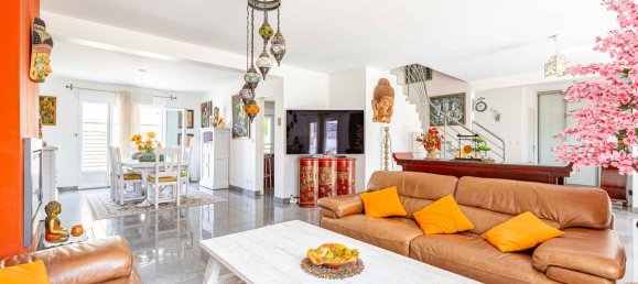 5 bedrooms House in Boissy-Saint-Leger, France No. 323387 2