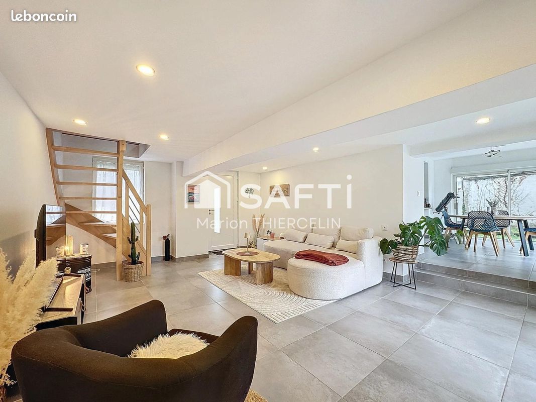 3 bedrooms House in Chanteau, France No. 48514