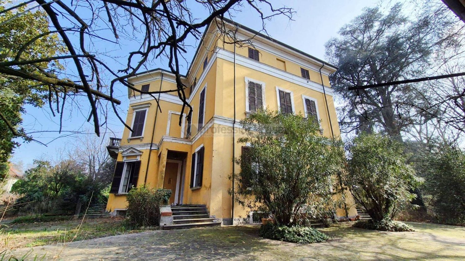 8 bedrooms Villa in Desio, Italy No. 209384