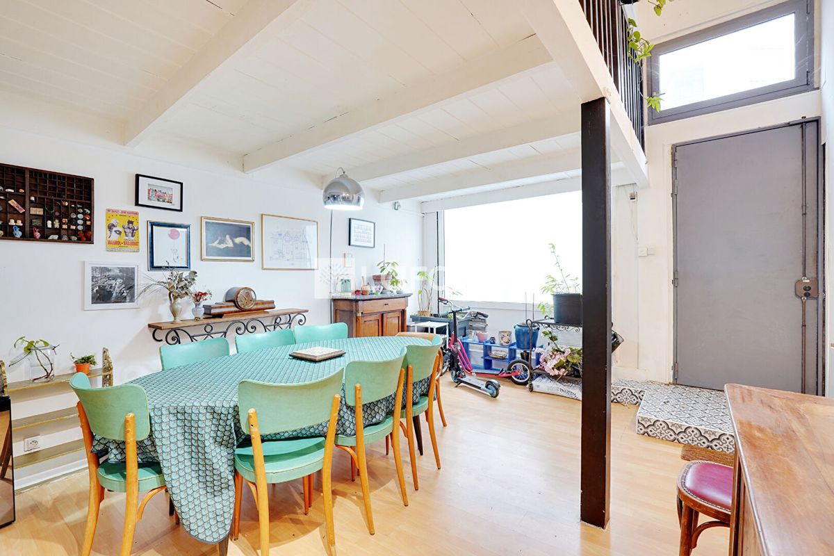 4 bedrooms Apartment in Paris, France No. 167311