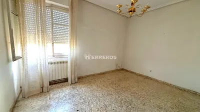 Квартира с 4 спальнями в Логроньо, Испания № 142442