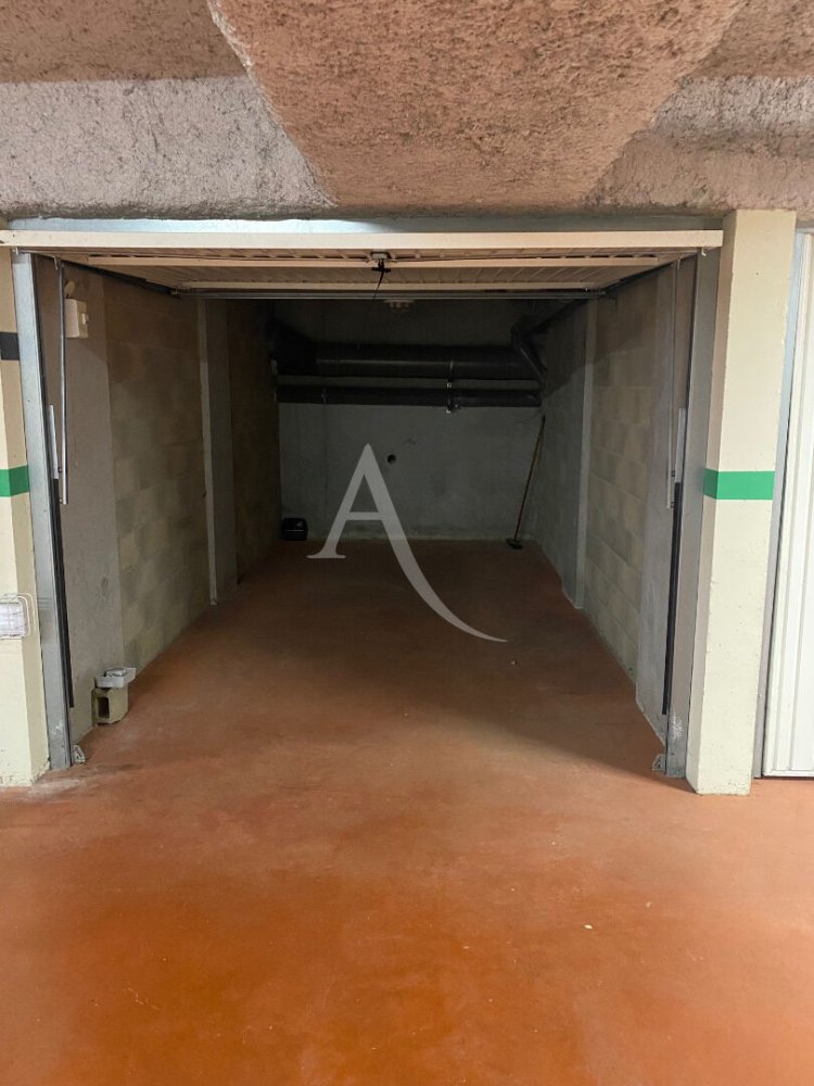 Гараж 13м² в Бурк-ан-Брес, Франция № 319301