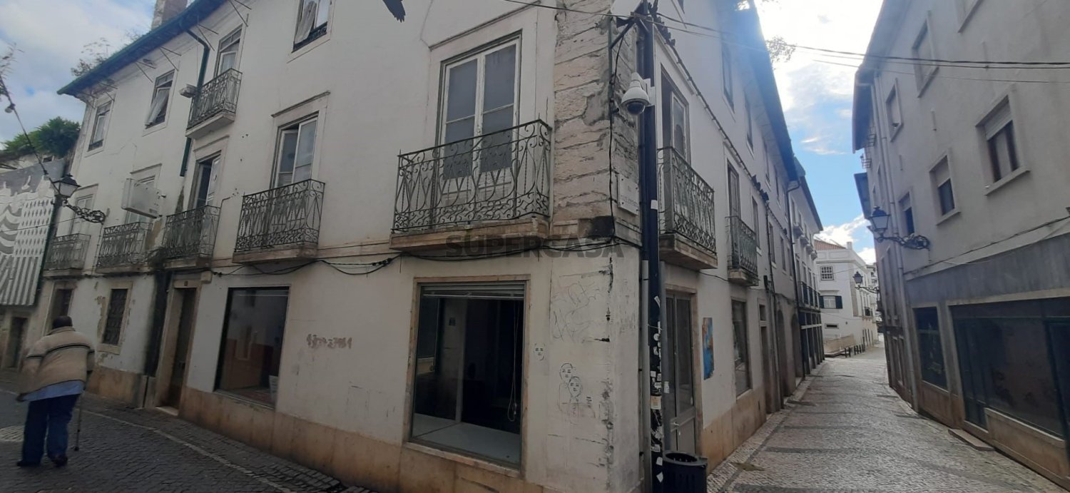 1372m² Building in Leiria, Portugal No. 161288