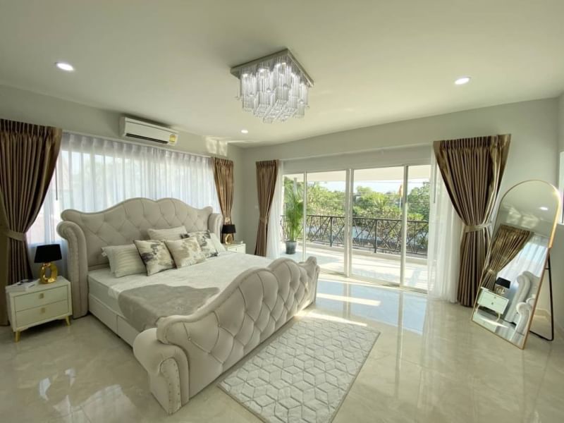 5 bedrooms Villa in Pattaya, Thailand No. 19304