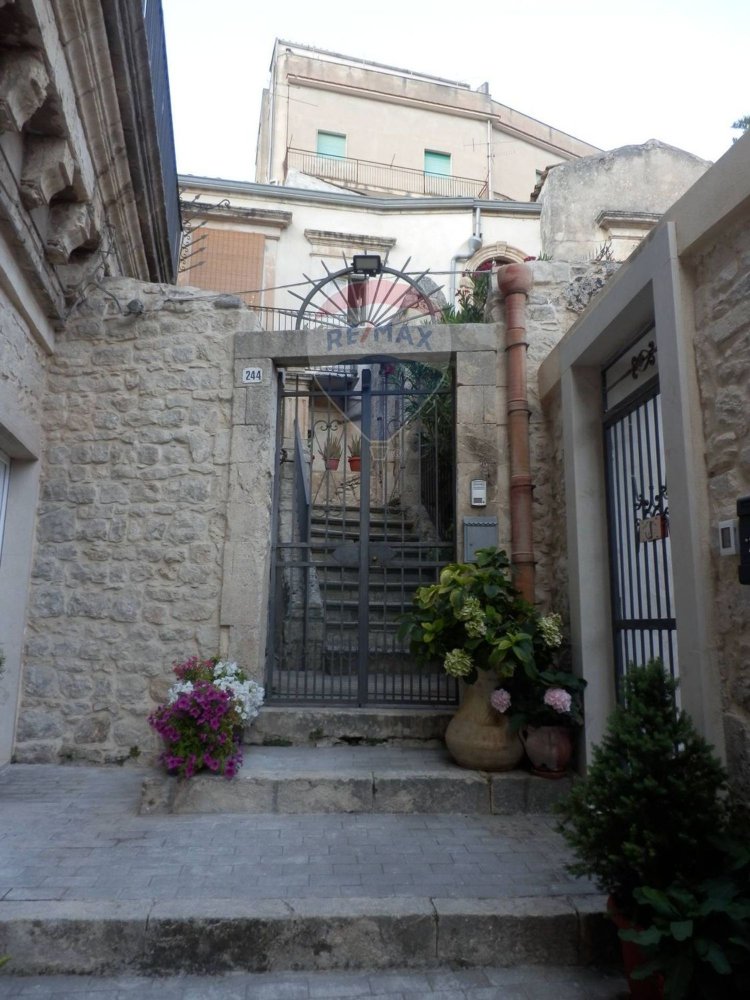 Дом с 11 спальнями в Модика, Италия № 352234