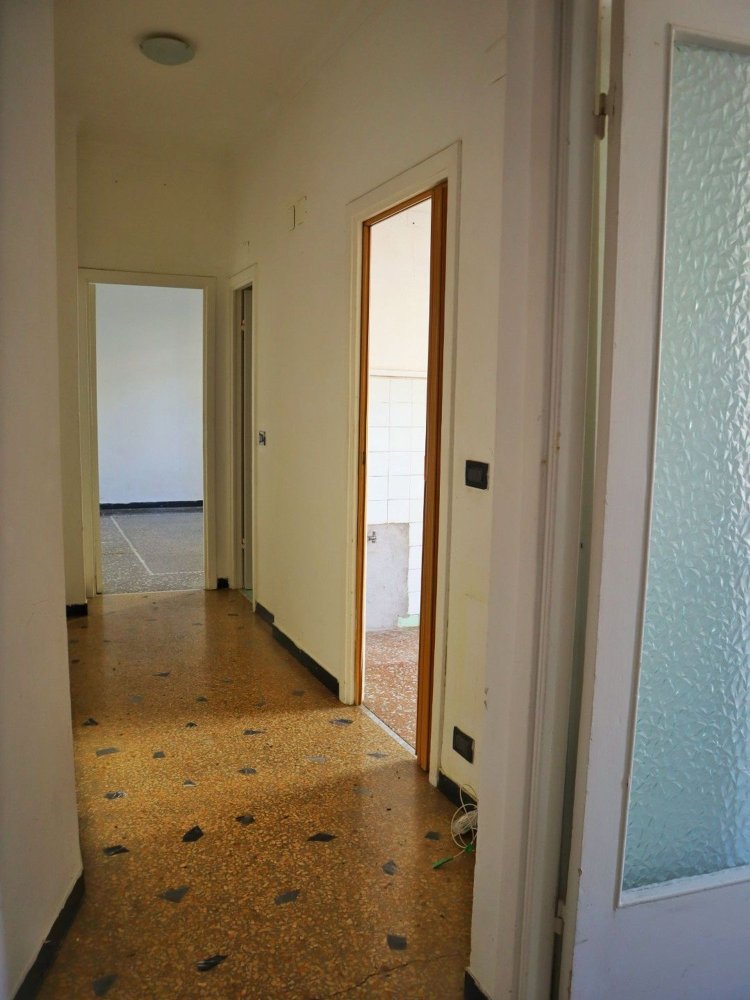 3 rooms Apartment in Genoa, Italy No. 261381