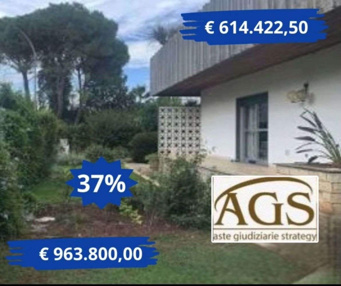 16 rooms Villa in Bari, Italy No. 268041