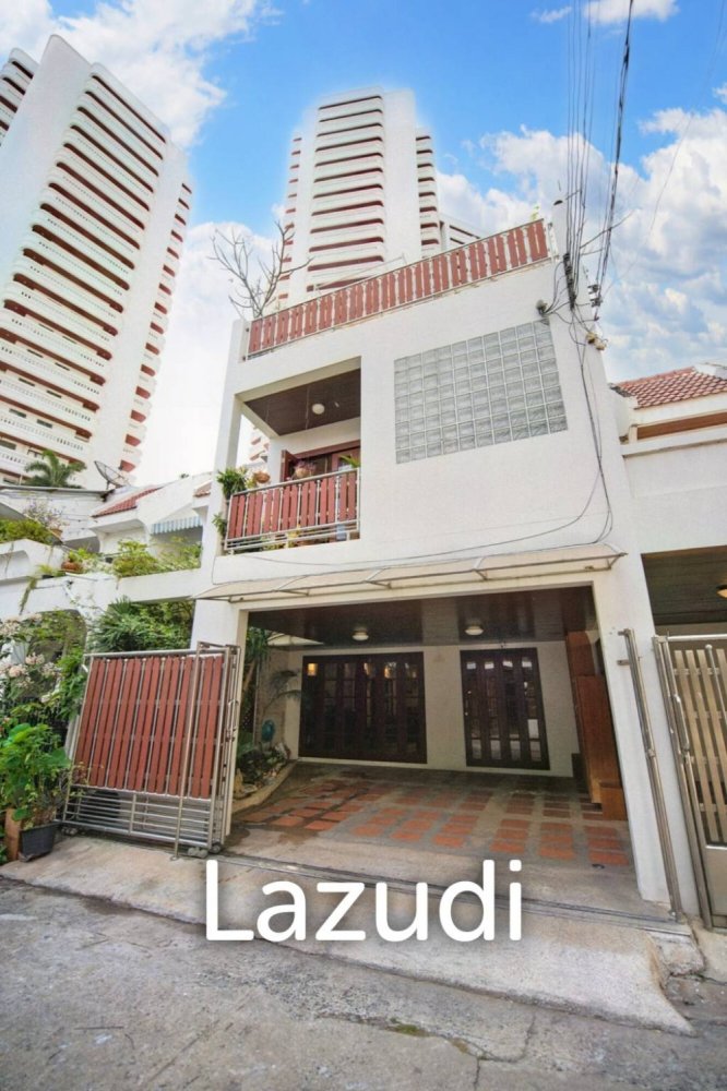 4 bedrooms Bungalow in Bangkok, Thailand No. 17342